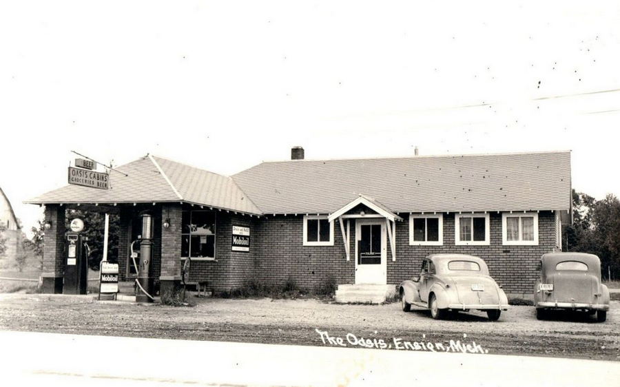 Ensign - Vintage Postcard Of Mobil Gas And Oasis Cabins (newer photo)